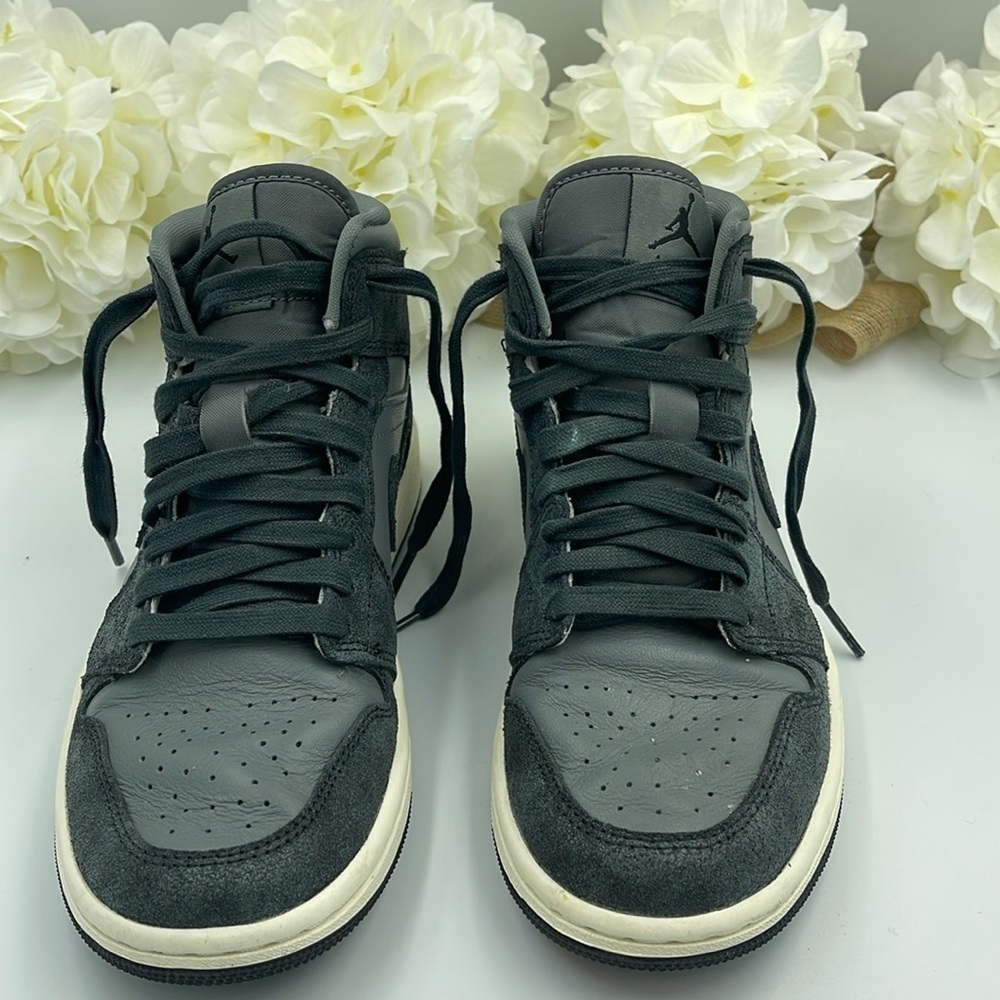 Nike Air Jordan 1 Mid SE Women's Shoes Smoke Grey/Sail/Off Noir
Size 7